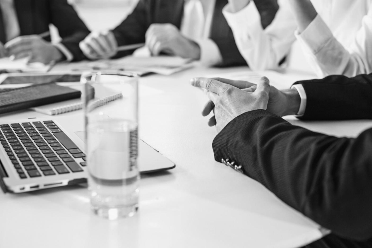 Configuración de seguridad y autenticación en plataforma financiera