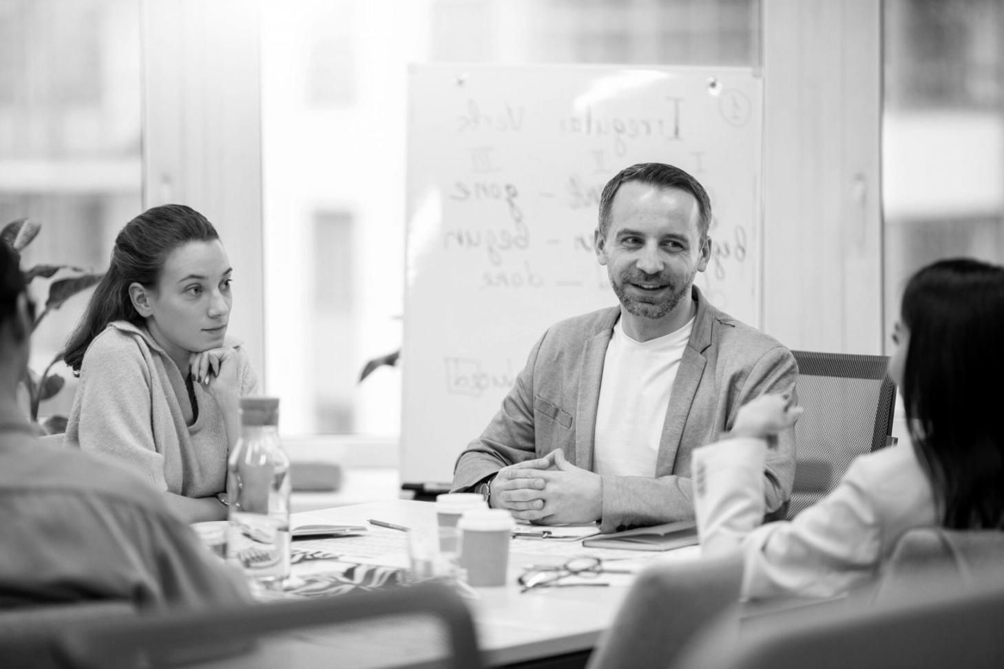 Dashboard técnico mostrando métricas de rendimiento del sistema